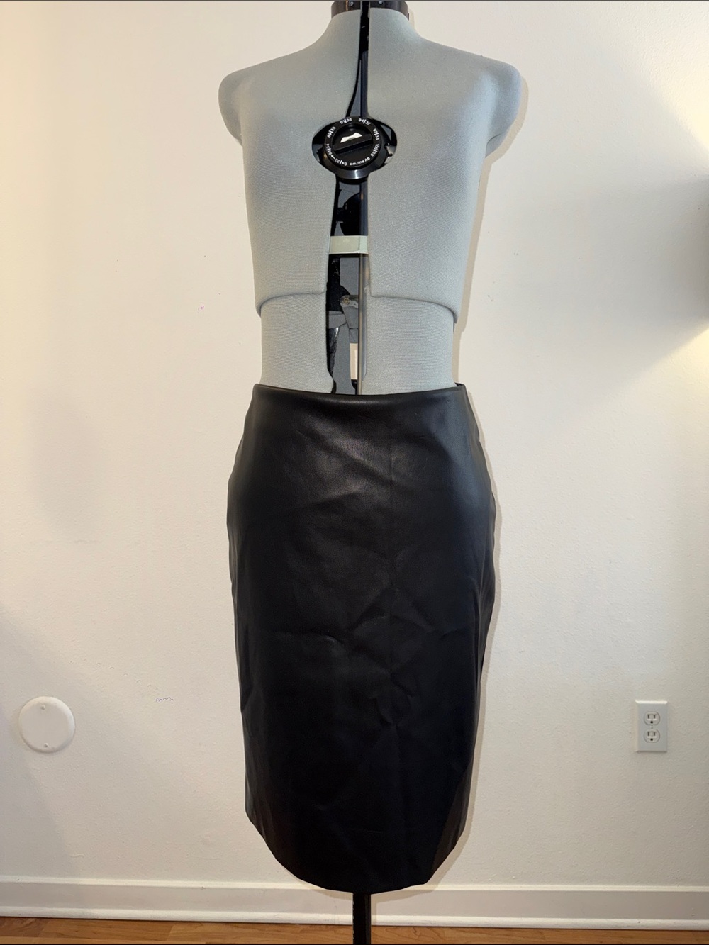 Theory Faux Leather Pencil Skirt 8 Black Work Office Chic NWT - Picture 4 of 12